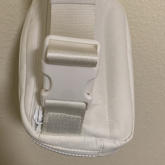 Lululemon White Wunder Puff 1L Fanny Pack Belt Bag Adjustable Strap - Picture 3 of 9